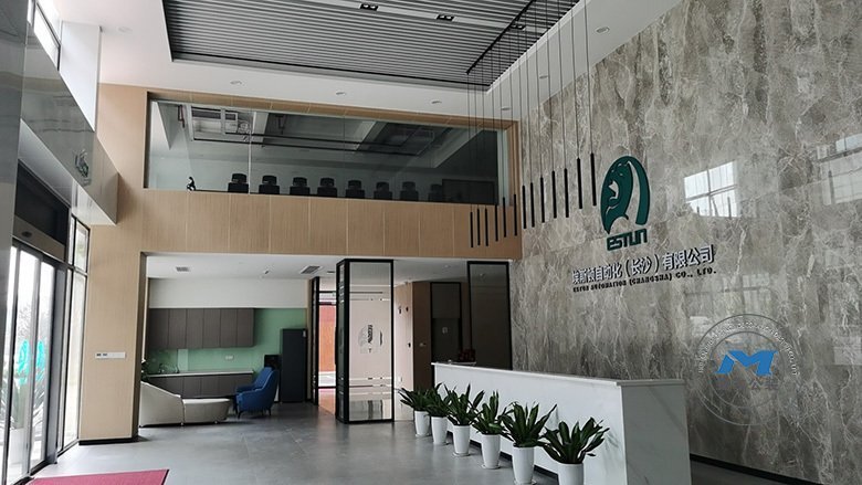 上市分公司長沙辦公樓辦公裝修設(shè)計效果實景前臺大廳側(cè)面